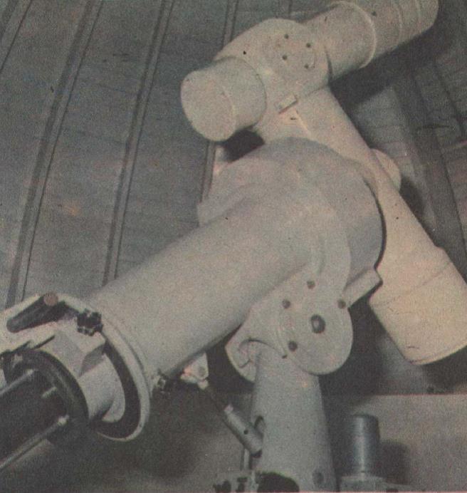 평양학생소년궁전에 설치된 구부림식 천체망원경