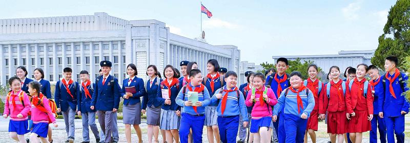 새 교복을 입은 청년대학생들과 학생소년들