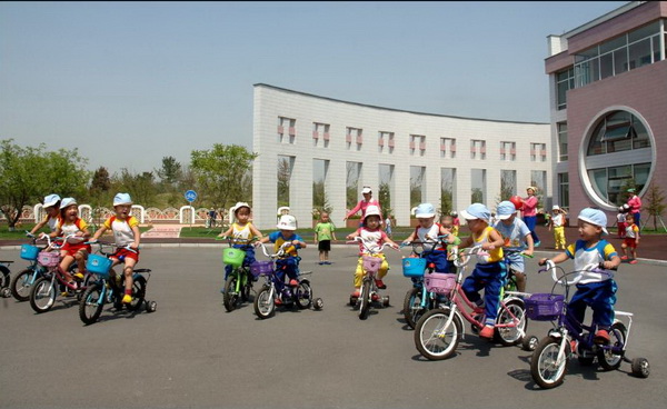 행복에 넘친 평양애육원 어린이들