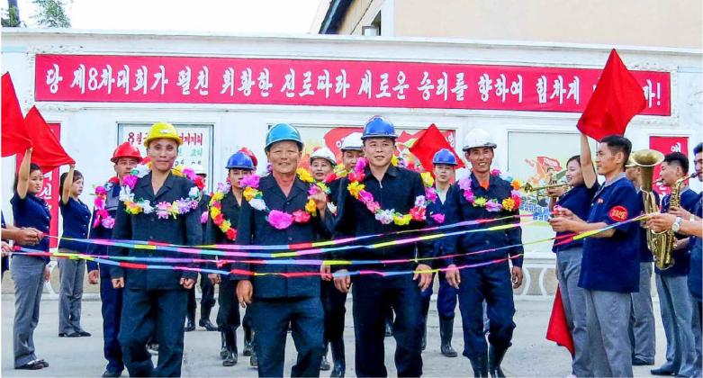 10만t채광소대의 영예를 지닌 고경찬영웅소대원들 10만t채광소대의 영예를 지닌 고경찬영웅소대원들