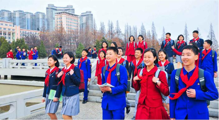 당의 숭고한 후대관에 떠받들려 자라고있는 밝고 명랑한 아이들의 모습