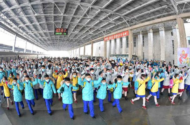 평양역에 도착한 조선소년단 제9차대회 참가자들