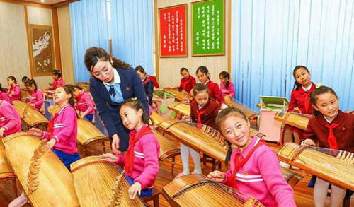 만경대학생소년궁전 소조원들