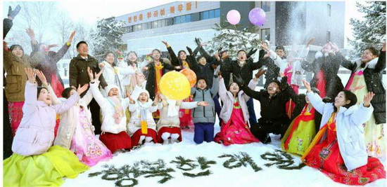 새로 일떠선 지방공업공장들을 보며 기뻐하는 인민들