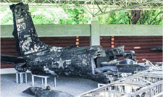 전시품-폭격기 《B-26》의 잔해 전시품-폭격기 《B-26》의 잔해