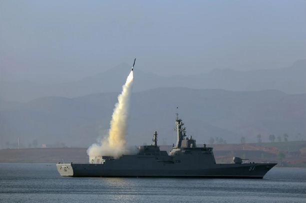 우리 식의 막강한 첨단타격무기체계들로 장비된 신형다목적구축함 《최현》호