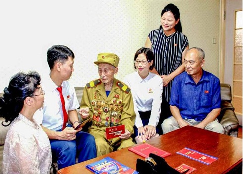 손자와 함께 조국해방전쟁승리 70돐 경축행사에 참가한 전쟁로병