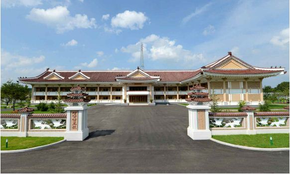 합각지붕의 조선식건축물－평양양로원