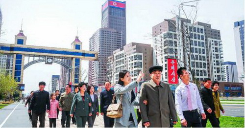 따뜻한 어버이의 축복속에 복된 삶을 누리는 인민들