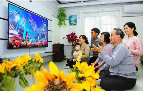 따뜻한 어버이의 축복속에 복된 삶을 누리는 인민들