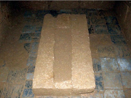 새로 조사발굴된 명릉동벽화무덤의 내부바닥과 관대