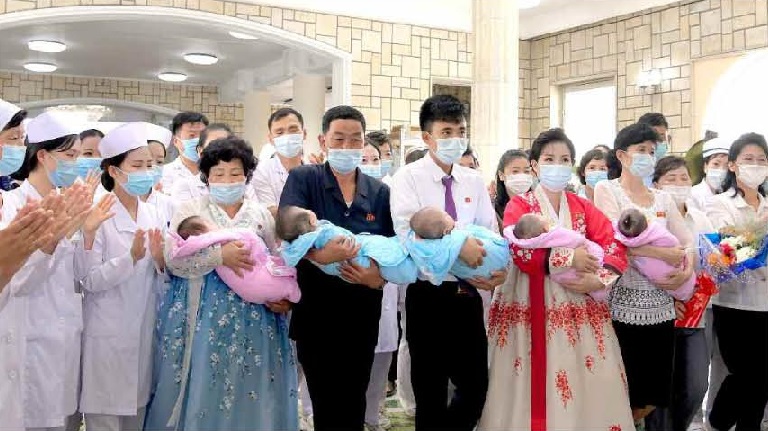 만사람의 축복을 받으며 건강한 몸으로 퇴원하는 다섯쌍둥이들