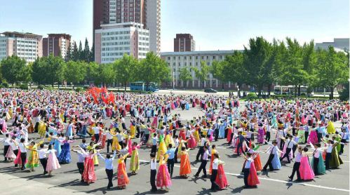 청년절을 뜻깊게 경축하고있는 조선청년들