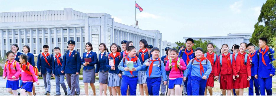 당의 은정속에 새 교복과 학용품을 받아안은 학생들의 밝은 모습