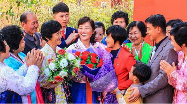 행복에 겨워 웃는 어머니들의 모습