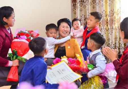 자식들을 훌륭히 키워가는 모성영웅