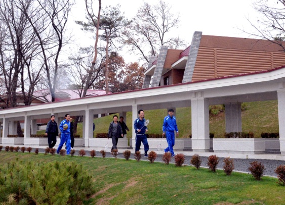 연풍과학자휴양소에서 즐거운 휴식을 하고있는 과학자들