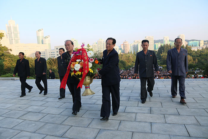 위대한 수령 김일성동지와 위대한 령도자 김정일동지의 동상에 김일성종합대학창립 72돐을 맞으며 꽃바구니와 꽃다발, 꽃송이 진정