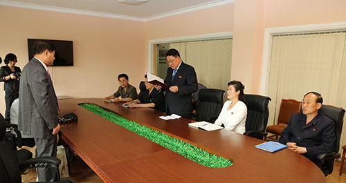 김일성종합대학기금 기부증서를 중국홍콩미래상무유한공사 총경리에게 수여