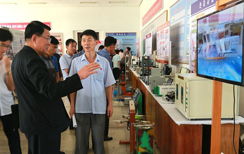 김일성종합대학 실험기구 및 교편물전시회 진행