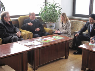 김일성종합대학에 로씨야대사관에서 교재 기증