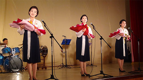 회고음악회 《수령님과 룡남산》