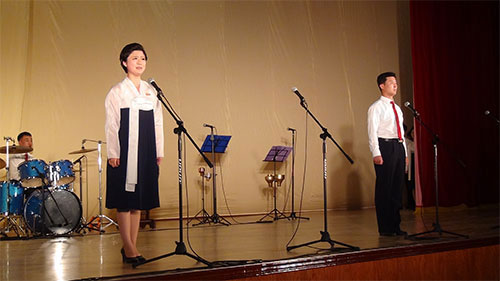 회고음악회 《수령님과 룡남산》