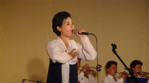 회고음악회 《수령님과 룡남산》