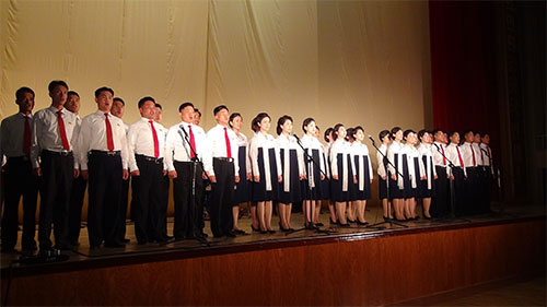 회고음악회 《수령님과 룡남산》