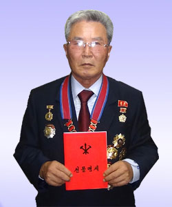 지질학부 실장 김일성상계관인, 로력영웅, 공훈과학자, 교수, 박사 리의정선생