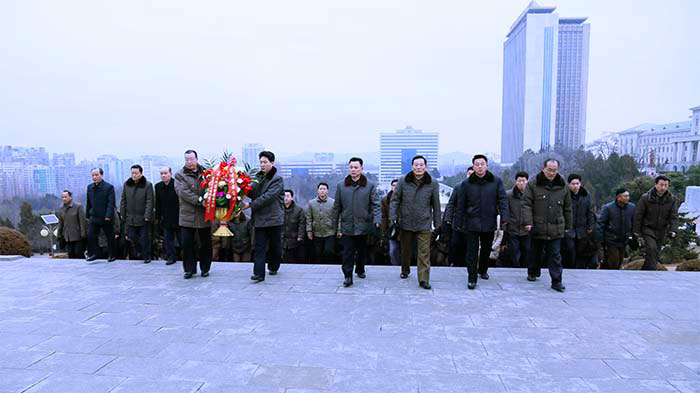 민족최대의 뜻깊은 명절인 광명성절을 맞으며 위대한 김일성동지와 김정일동지의 동상에 꽃바구니 진정