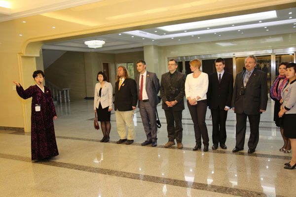 대학혁명사적관 참관