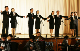 위대한 령도자 김정일동지의 서거 8돐에 즈음한 교직원, 학생들의 회고모임 진행