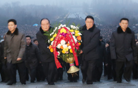 위대한 령도자 김정일동지의 서거 8돐에 즈음하여 위대한 수령님과 위대한 장군님의 동상에 꽃바구니와 꽃다발 진정