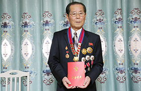 경애하는 김정은동지께서 조선어문학부 연구사 원사 교수 박사 은종섭선생에게 은정어린 생일상을 보내주시였다