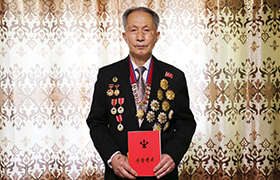 경애하는 김정은동지께서 력학부 연구사 후보원사 교수 박사 송성관선생에게 은정어린 생일상을 보내주시였다