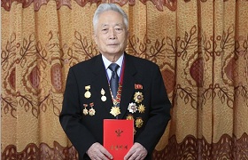 경애하는 김정은동지께서 물리학부 교원 원사 교수 박사 고영해선생에게 은정어린 생일상을 보내주시였다