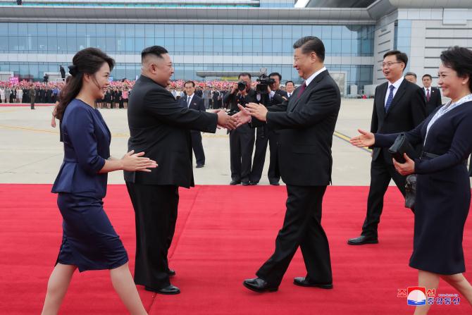 우리 나라를 국가방문하는 중국공산당 중앙위원회 총서기, 중화인민공화국 주석 평양에 도착 경애하는 최고령도자 김정은동지께서 습근평동지를 평양국제비행장에서 영접하시였다