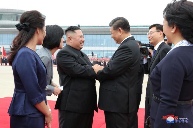 우리 나라를 국가방문하는 중국공산당 중앙위원회 총서기, 중화인민공화국 주석 평양에 도착 경애하는 최고령도자 김정은동지께서 습근평동지를 평양국제비행장에서 영접하시였다