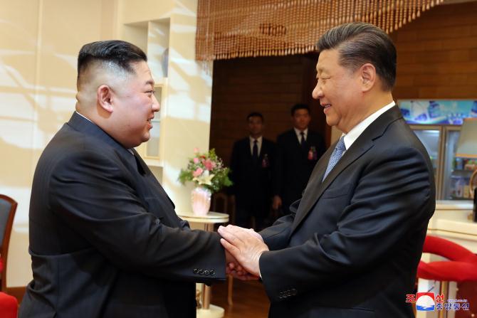 조선로동당 위원장, 조선민주주의인민공화국 국무위원회 위원장 김정은동지께서 중국공산당 중앙위원회 총서기, 중화인민공화국 주석 습근평동지와 회담하시였다