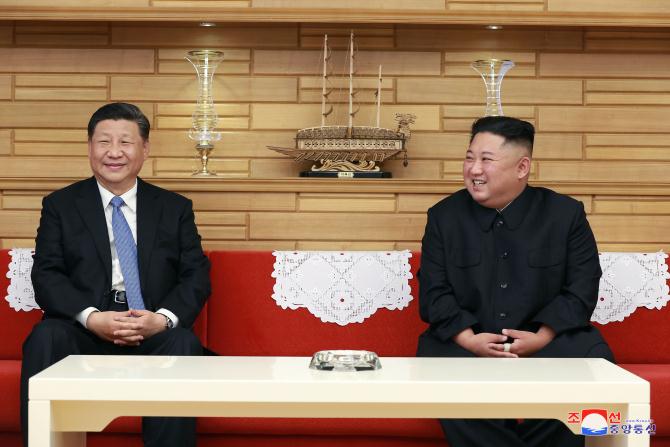 조선로동당 위원장, 조선민주주의인민공화국 국무위원회 위원장 김정은동지께서 중국공산당 중앙위원회 총서기, 중화인민공화국 주석 습근평동지와 회담하시였다