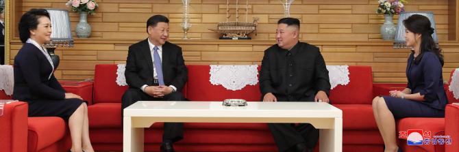 조선로동당 위원장, 조선민주주의인민공화국 국무위원회 위원장 김정은동지께서 중국공산당 중앙위원회 총서기, 중화인민공화국 주석 습근평동지와 회담하시였다