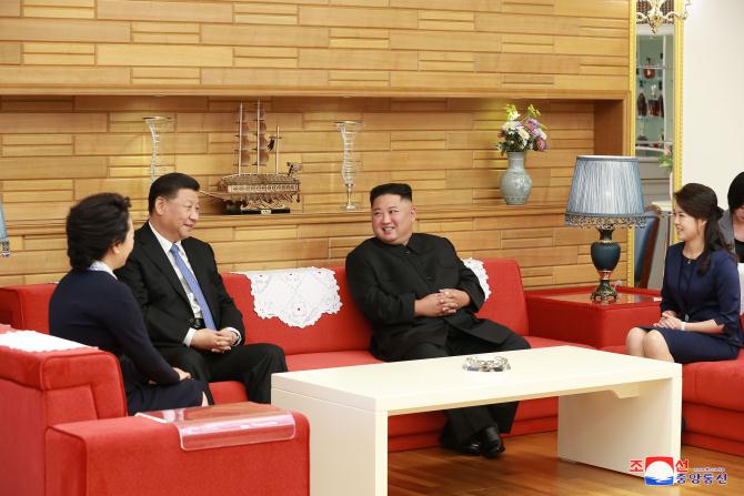 조선로동당 위원장, 조선민주주의인민공화국 국무위원회 위원장 김정은동지께서 중국공산당 중앙위원회 총서기, 중화인민공화국 주석 습근평동지와 회담하시였다
