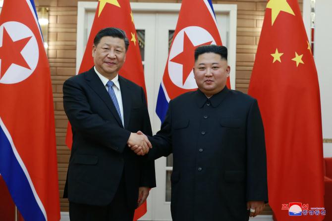 조선로동당 위원장, 조선민주주의인민공화국 국무위원회 위원장 김정은동지께서 중국공산당 중앙위원회 총서기, 중화인민공화국 주석 습근평동지와 회담하시였다