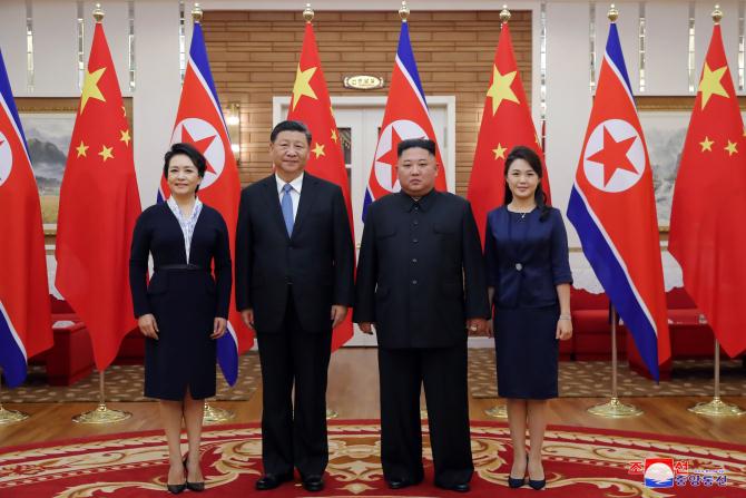 조선로동당 위원장, 조선민주주의인민공화국 국무위원회 위원장 김정은동지께서 중국공산당 중앙위원회 총서기, 중화인민공화국 주석 습근평동지와 회담하시였다