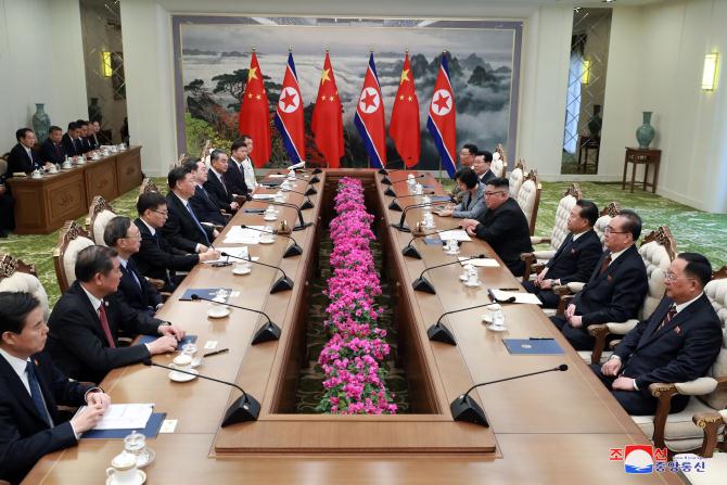 조선로동당 위원장, 조선민주주의인민공화국 국무위원회 위원장 김정은동지께서 중국공산당 중앙위원회 총서기, 중화인민공화국 주석 습근평동지와 회담하시였다