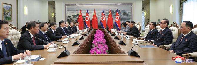 조선로동당 위원장, 조선민주주의인민공화국 국무위원회 위원장 김정은동지께서 중국공산당 중앙위원회 총서기, 중화인민공화국 주석 습근평동지와 회담하시였다
