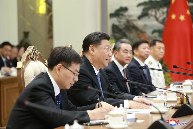 조선로동당 위원장, 조선민주주의인민공화국 국무위원회 위원장 김정은동지께서 중국공산당 중앙위원회 총서기, 중화인민공화국 주석 습근평동지와 회담하시였다