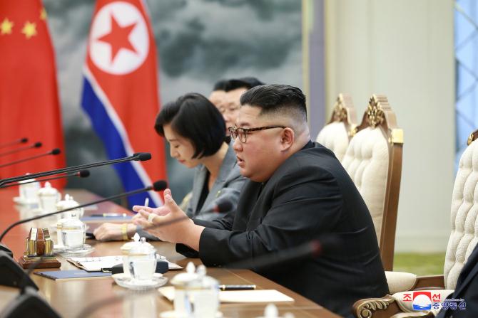 조선로동당 위원장, 조선민주주의인민공화국 국무위원회 위원장 김정은동지께서 중국공산당 중앙위원회 총서기, 중화인민공화국 주석 습근평동지와 회담하시였다