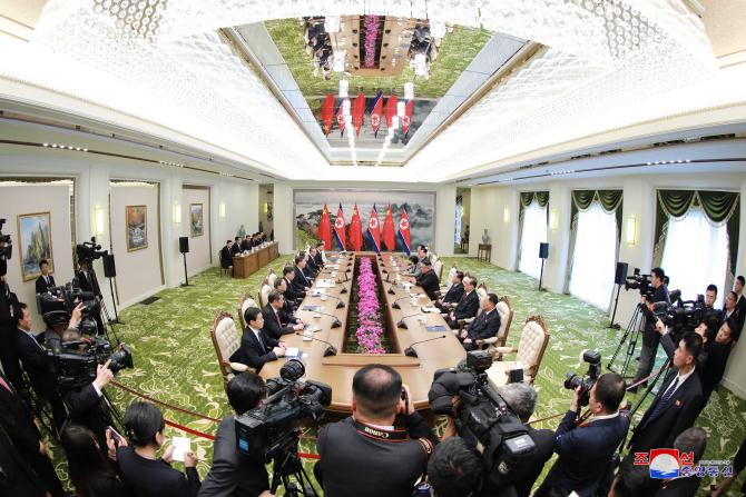 조선로동당 위원장, 조선민주주의인민공화국 국무위원회 위원장 김정은동지께서 중국공산당 중앙위원회 총서기, 중화인민공화국 주석 습근평동지와 회담하시였다
